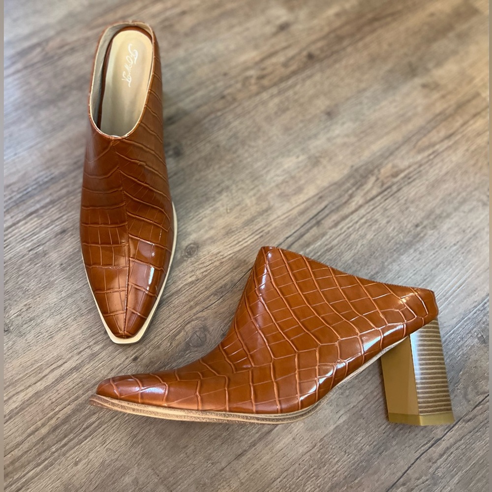 New, never worn mule size 14.